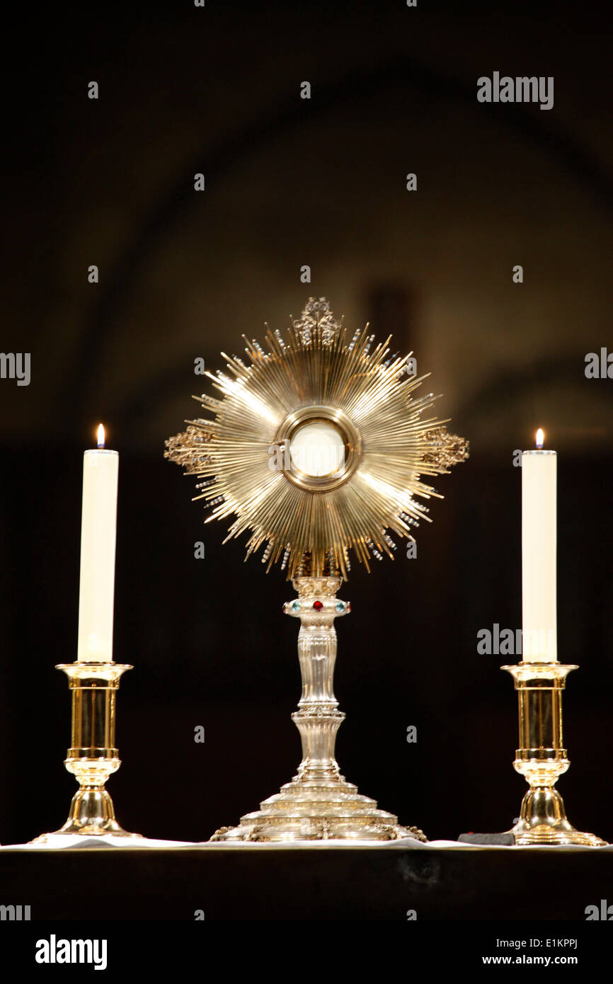 Saint Sacrement et de l'autel des bougies dans la cathédrale Notre Dame de Paris Banque D'Images