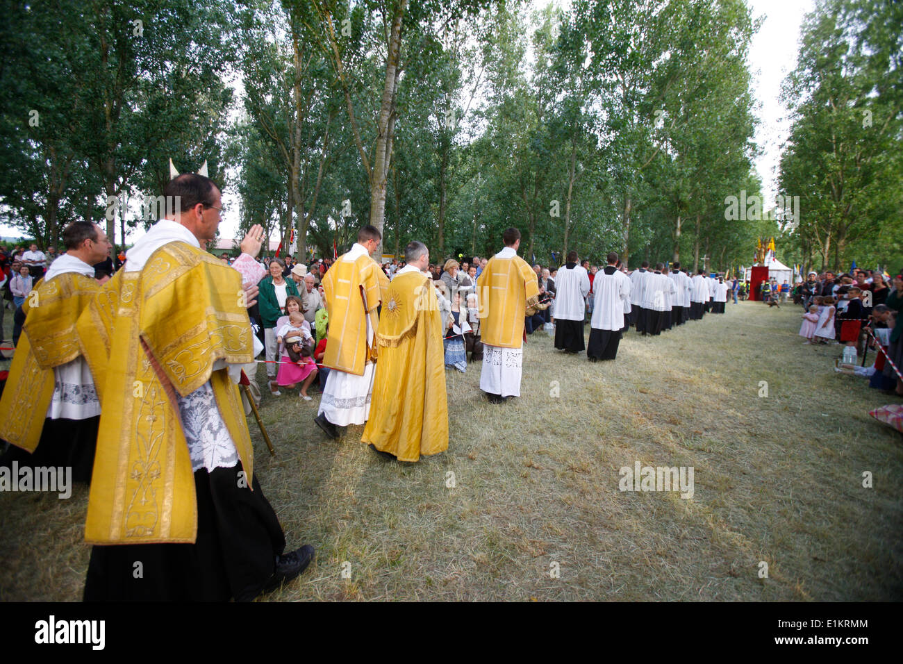 Au cours d'une masse de pèlerinage catholique traditionaliste Banque D'Images