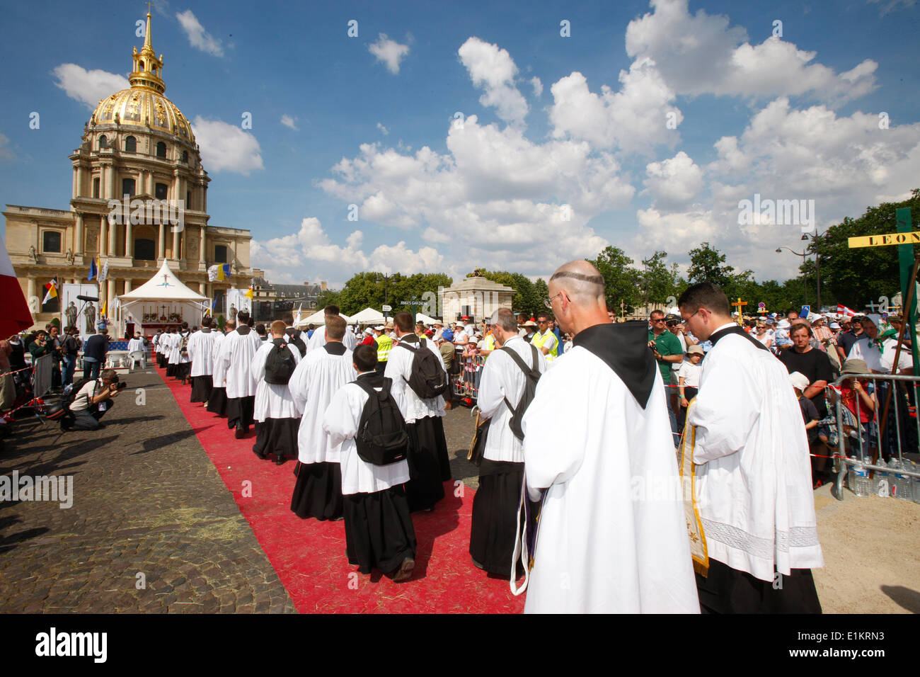 Messe sur la place Vauban à la fin d'un pèlerinage catholique traditionaliste organisé par la Fraternité Saint Pie X Banque D'Images