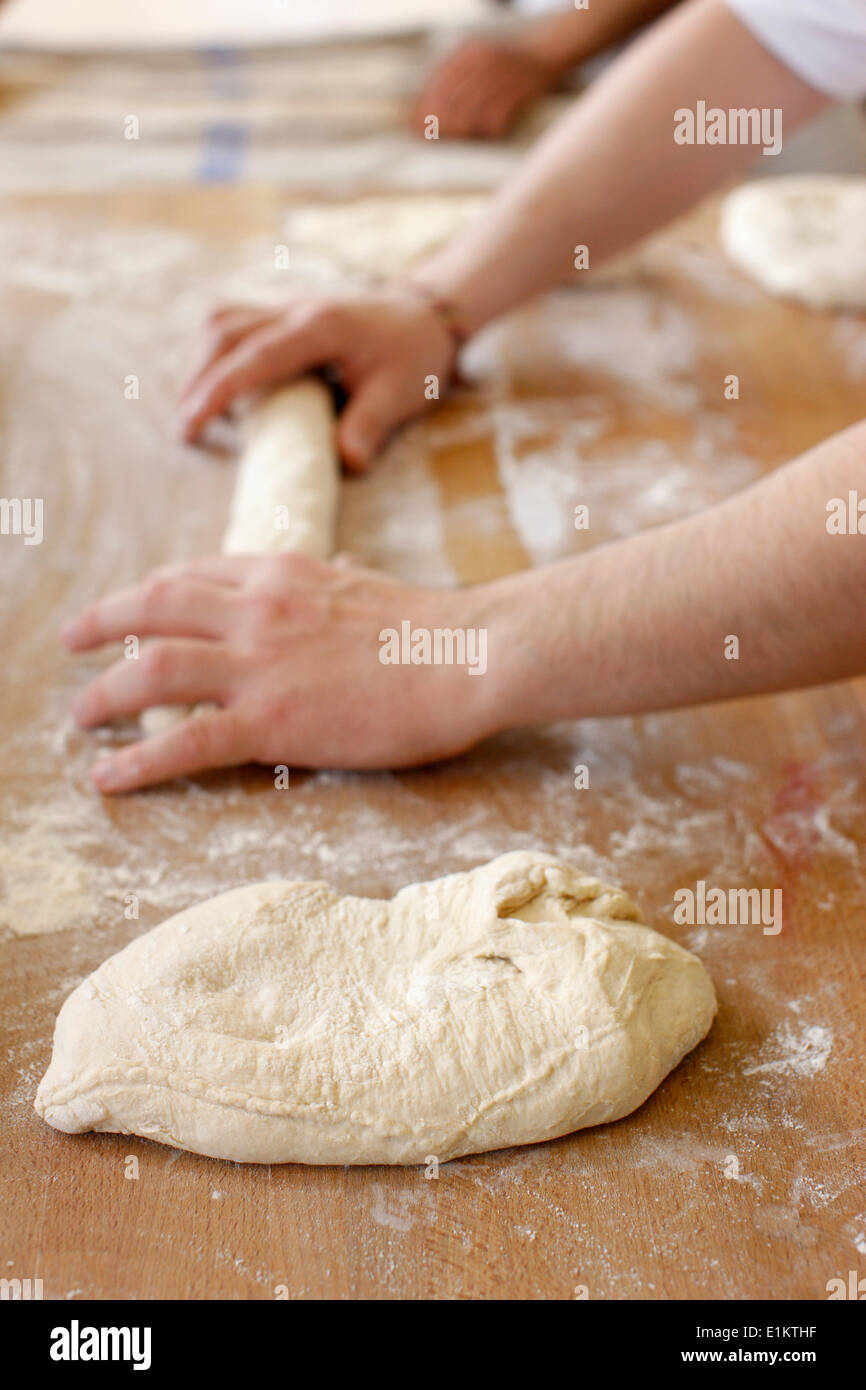 Boulanger français faire du pain Banque D'Images
