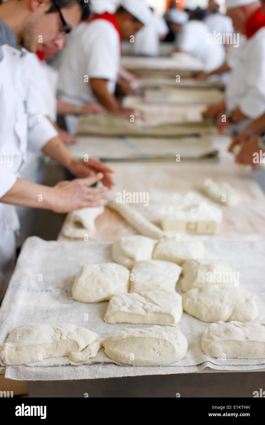 Les boulangers français faire du pain Banque D'Images