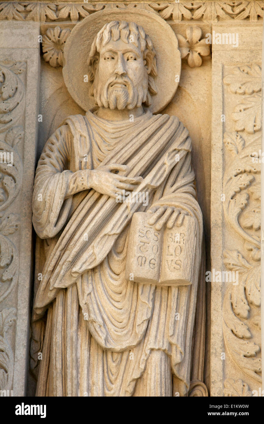 Cathédrale Saint-Trophime, Arles, Provence Sculpture représentant Saint Batholomew Banque D'Images
