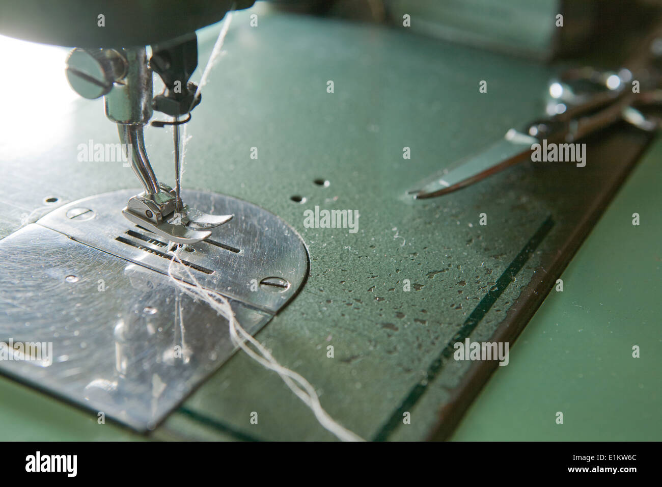 Vieille machine à coudre électrique et ciseaux Banque D'Images