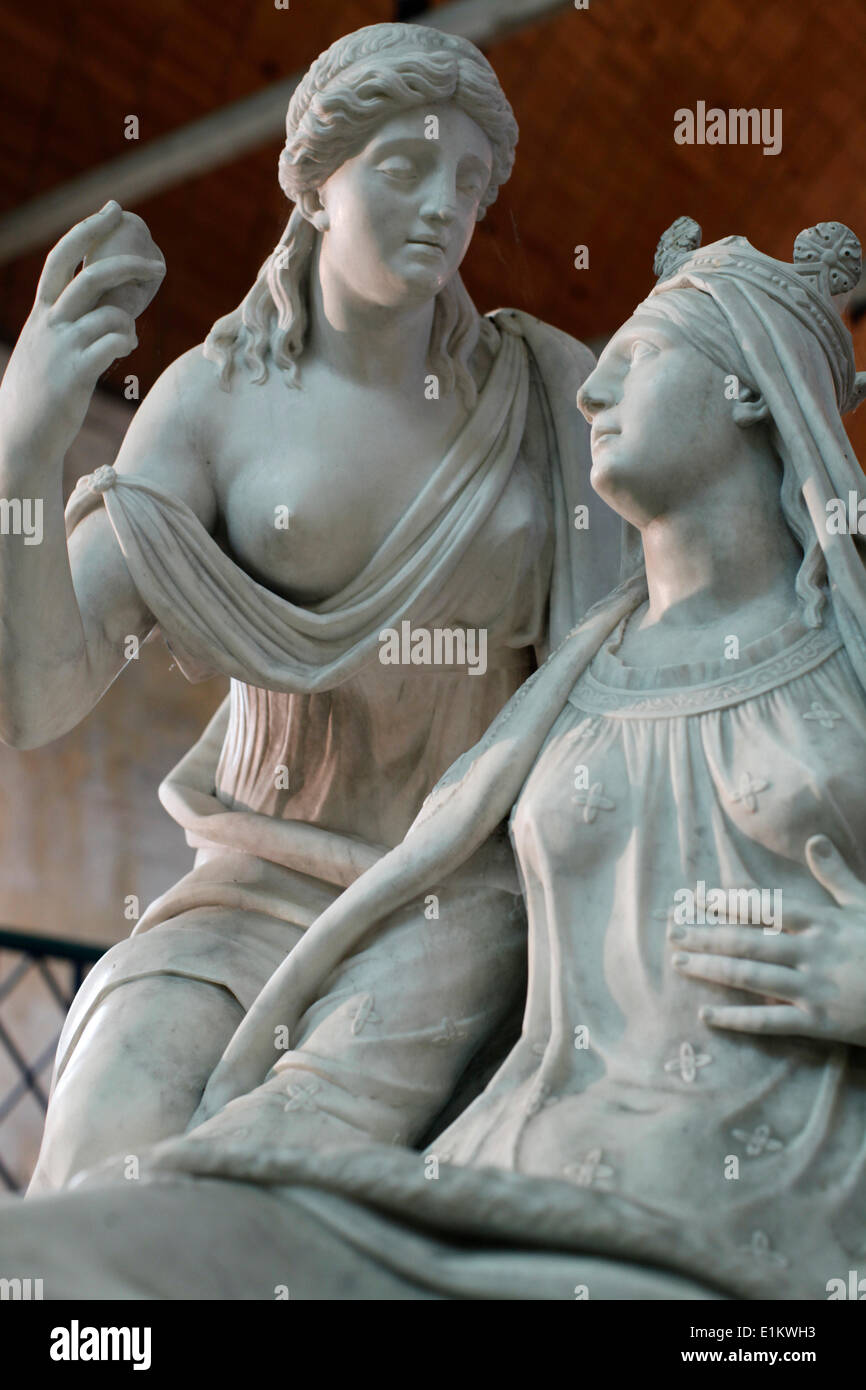 Statue représentant St Louis en droit la sœur Marguerite de Bourgogne, fondateur de l'hôpital Hôtel-Dieu et l'église Banque D'Images