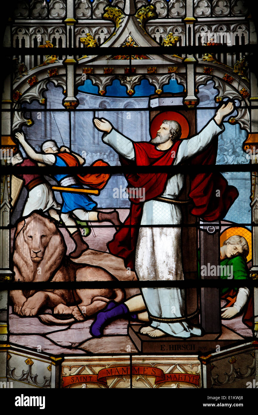 Vitrail à St Jean le Baptiste, l'église de Sceaux : Lion de Juda Photo  Stock - Alamy