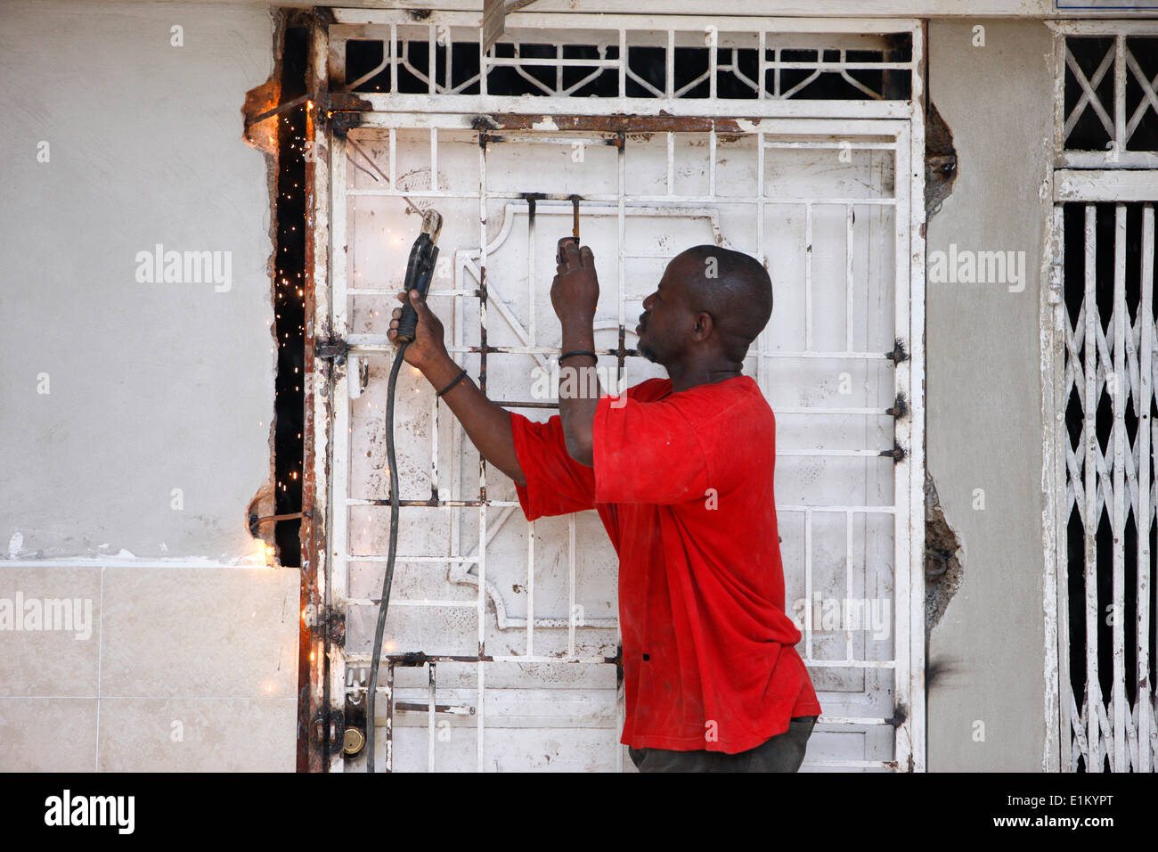 La vie à Port-au-Prince après le séisme de 2010. Worker Banque D'Images