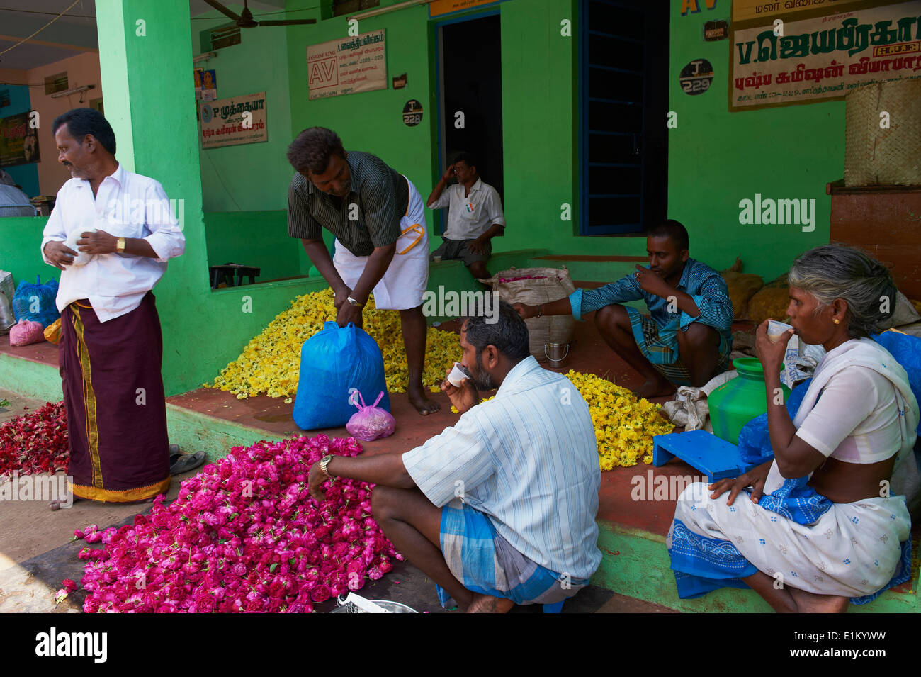 L'Inde, le Tamil Nadu, Madurai, marché aux fleurs Banque D'Images