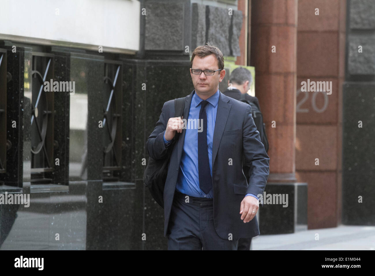 London UK. 6 juin 2014. Ancien Directeur des communications à Downing Street et News du monde editor Andy Coulson arrive à l'Old Bailey, car le juge commence résumé après 7 mois. Rebekah Brooks et d'autres défendeurs dont mari Charlie Brooks, Andy Coulson, Ian Edmonson, Clive Goodman;Cheryl Carter, Stuart Kuttner et Mark Hanna sont facturés dans une conspiration pour intercepter les messages vocaux de célébrités et les victimes de la criminalité et les membres de la famille royale britannique Crédit : amer ghazzal/Alamy Live News Banque D'Images