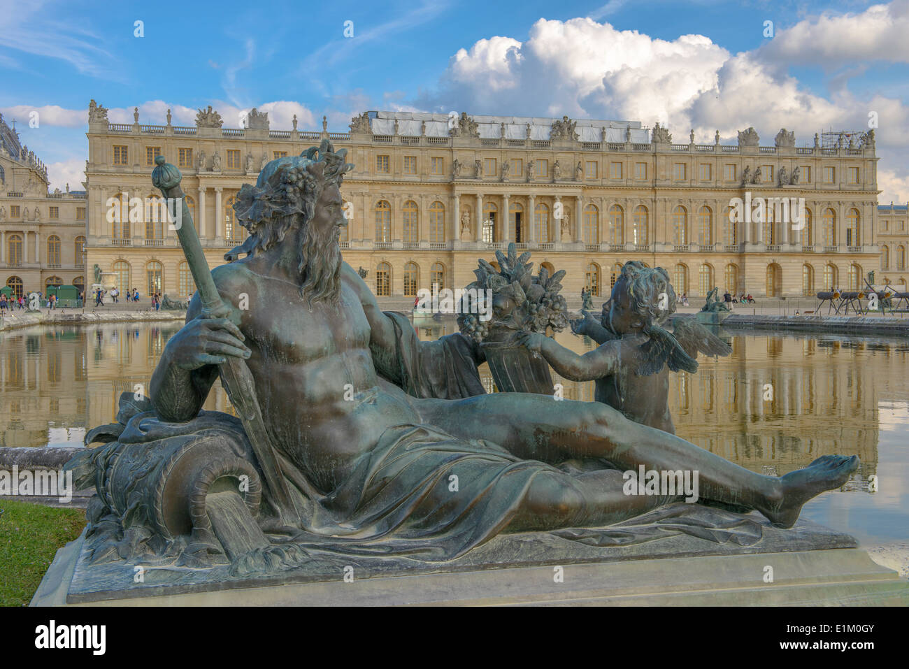 Château de Versailles, statue et vue sur la fontaine près de Paris, France Banque D'Images