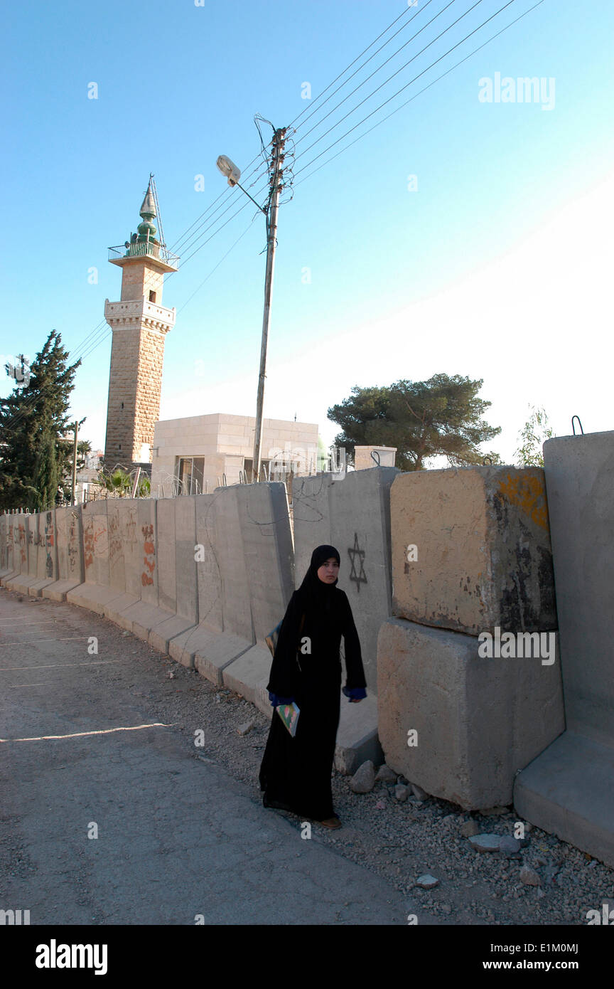 Barrière de sécurité en Cisjordanie israélienne dans le village d'Abou Dis Banque D'Images