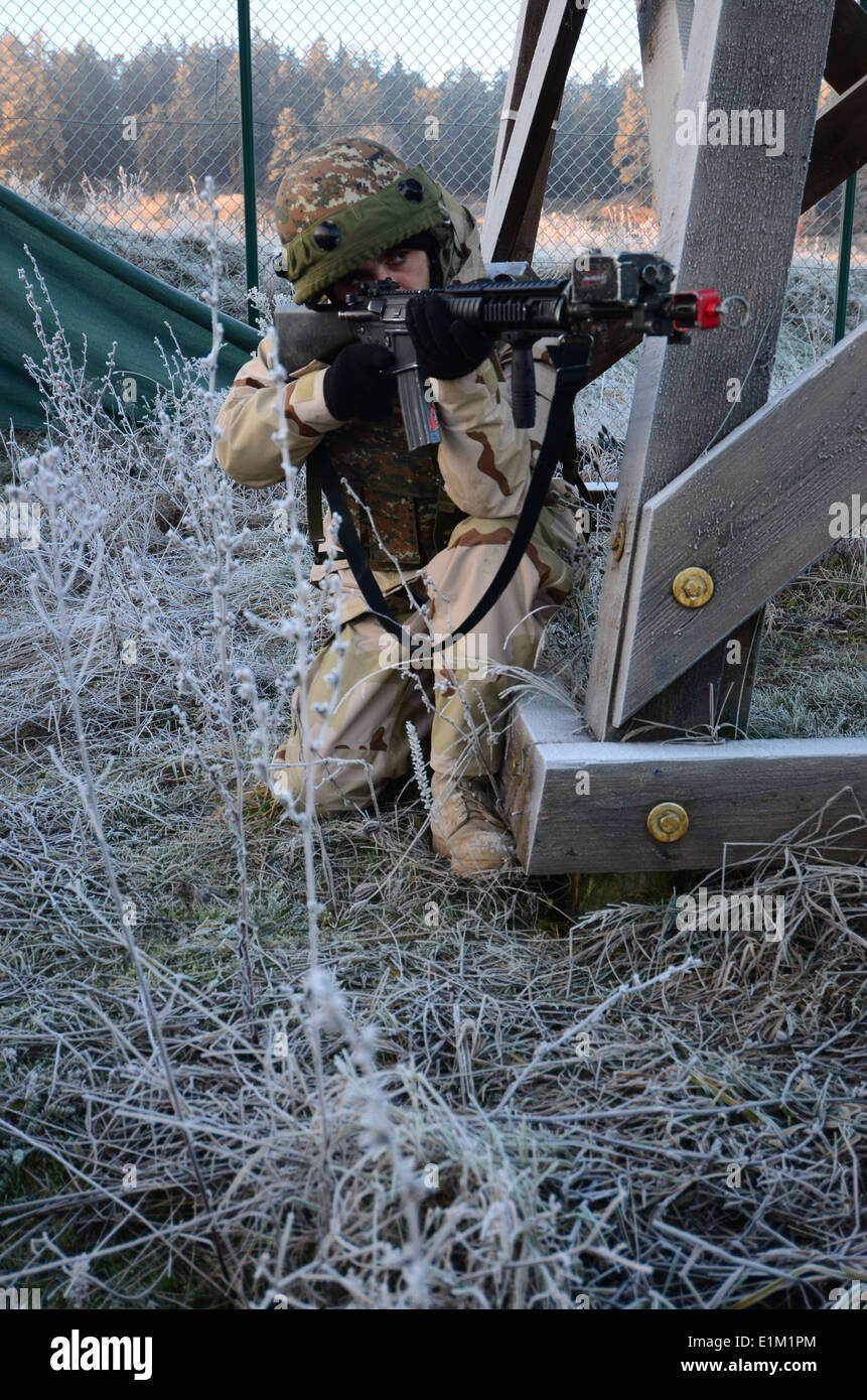 Un soldat albanais fournit la sécurité lors d'une équipe de conseiller militaire (MAT) et l'équipe de conseiller de police (PAT) de l'entraînement à t Banque D'Images