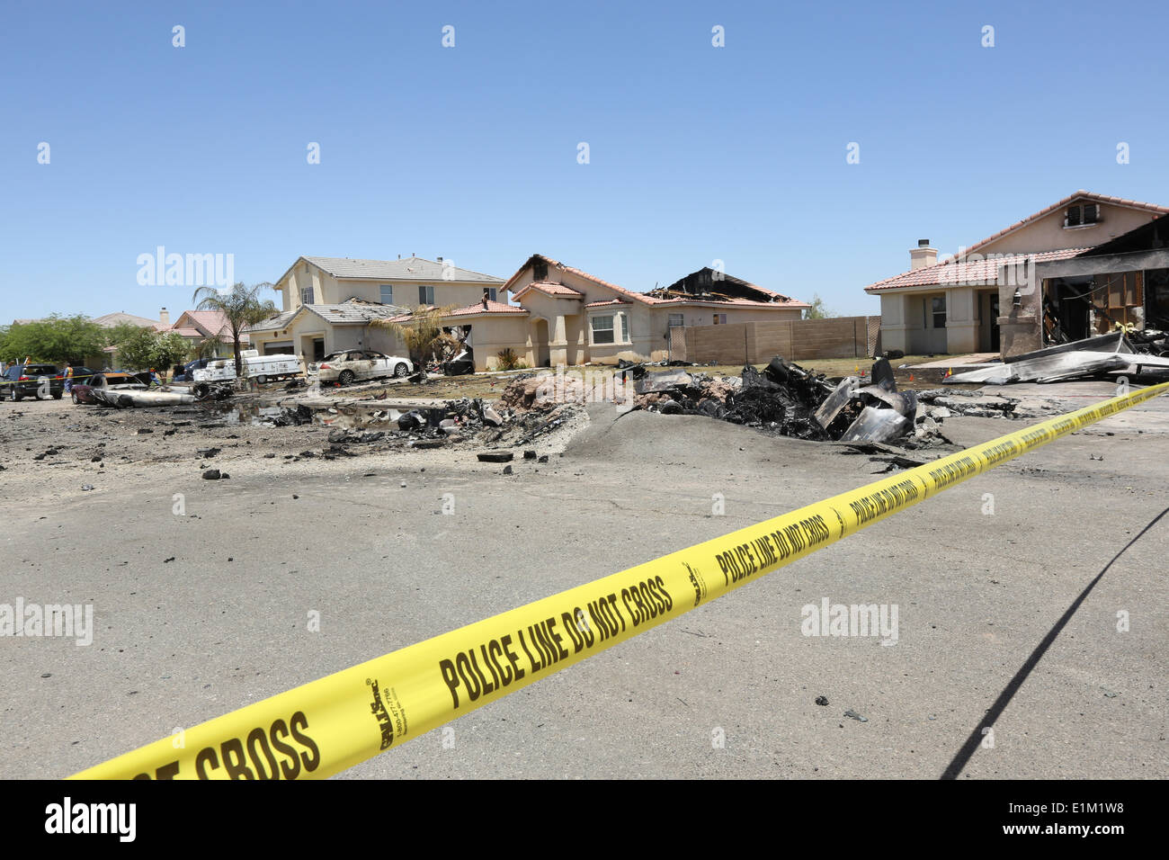 Maisons endommagées lorsqu'un US Marine Corps AV-8B Harrier fighter avion s'est écrasé dans un développement de logement le 5 juin 2014 à Imperial, en Californie. Huit foyers ont été évacués avec trois détruites mais aucun blessé. Banque D'Images