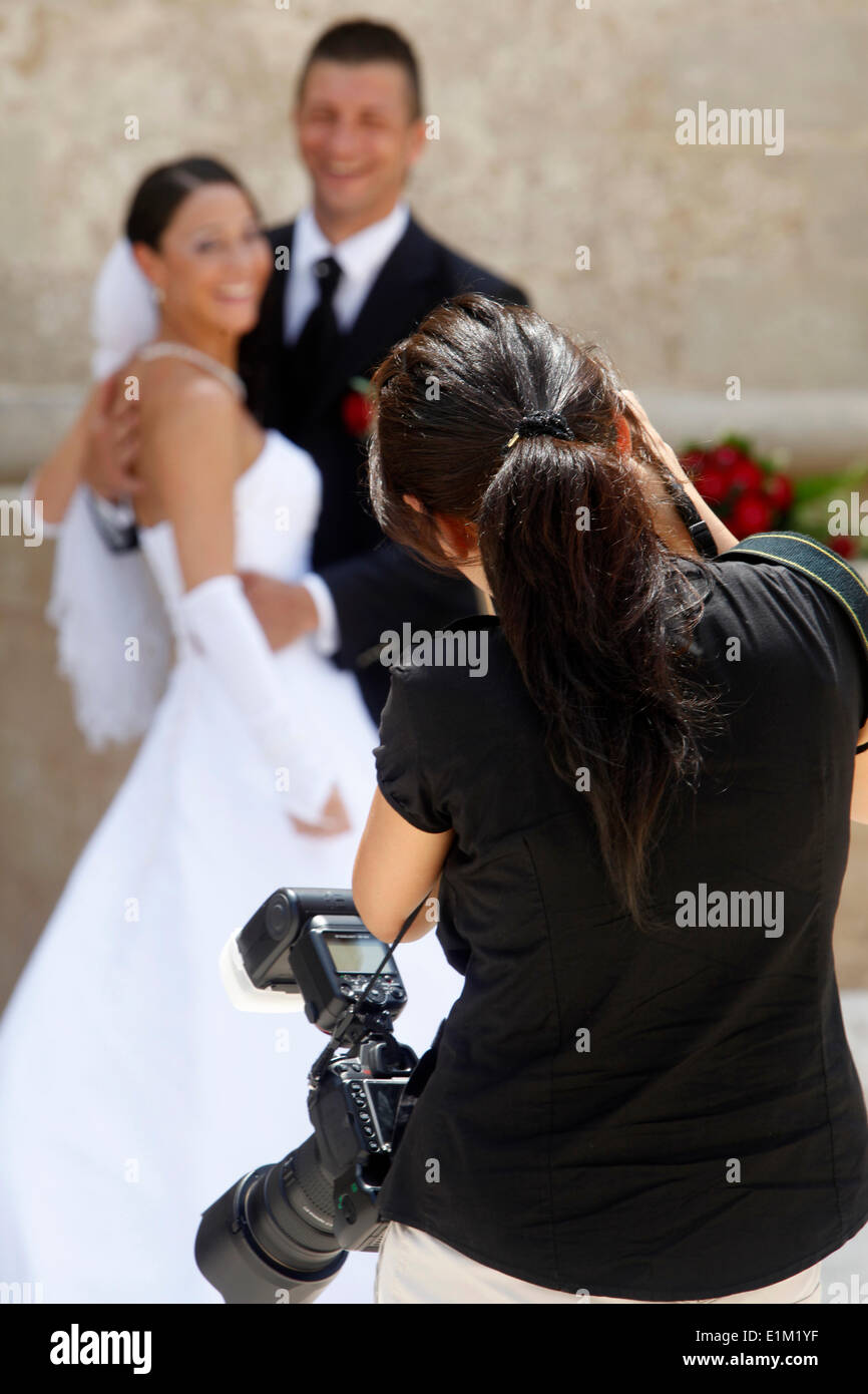 Les nouveaux mariés se faire photographier Banque D'Images