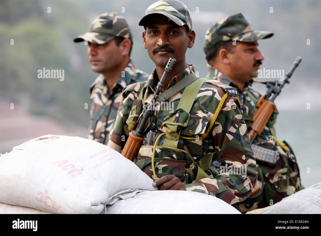 Les soldats qui gardaient les Indiens Banque D'Images