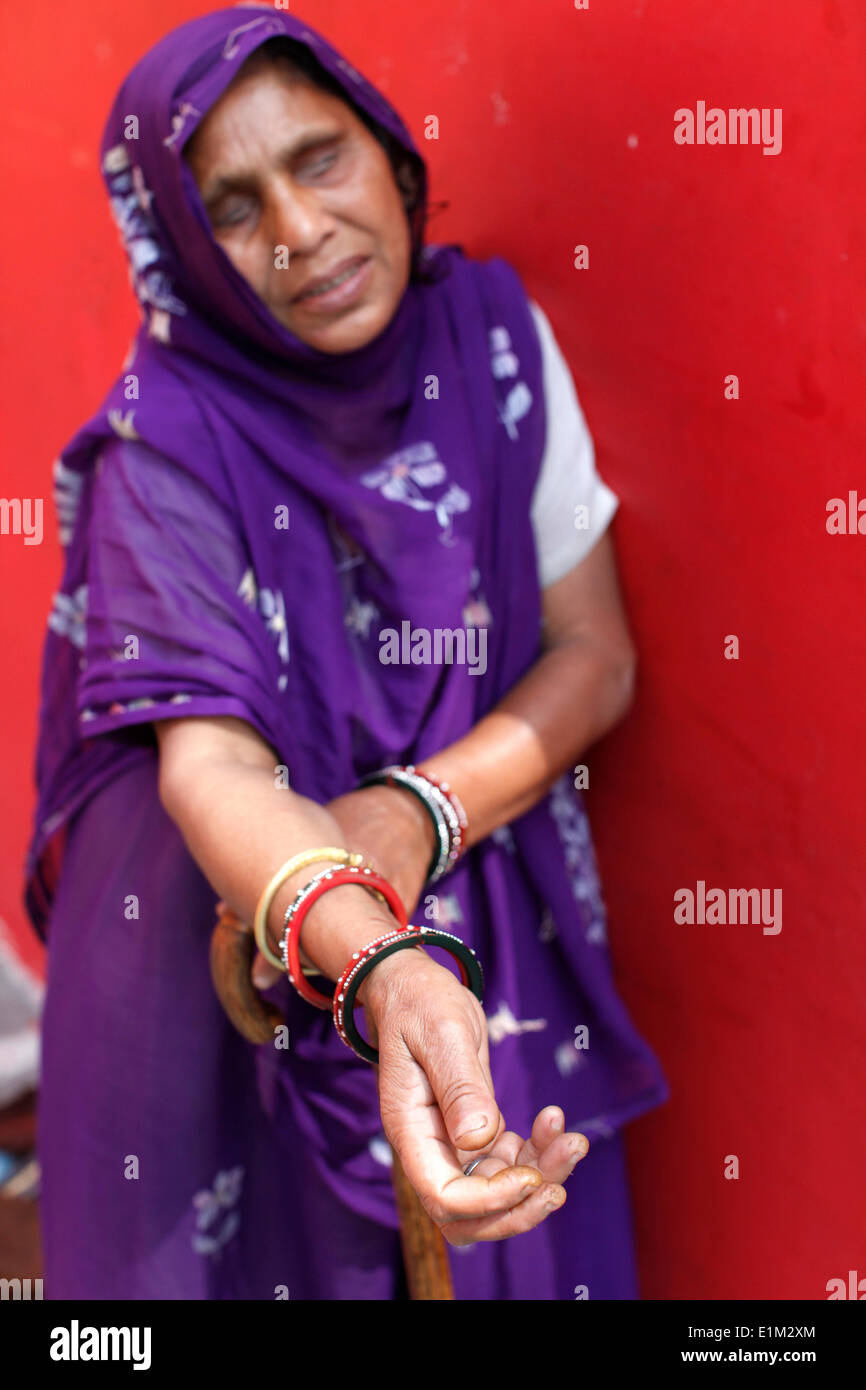 Mendiant aveugle dans un temple hindou à New Delhi Banque D'Images