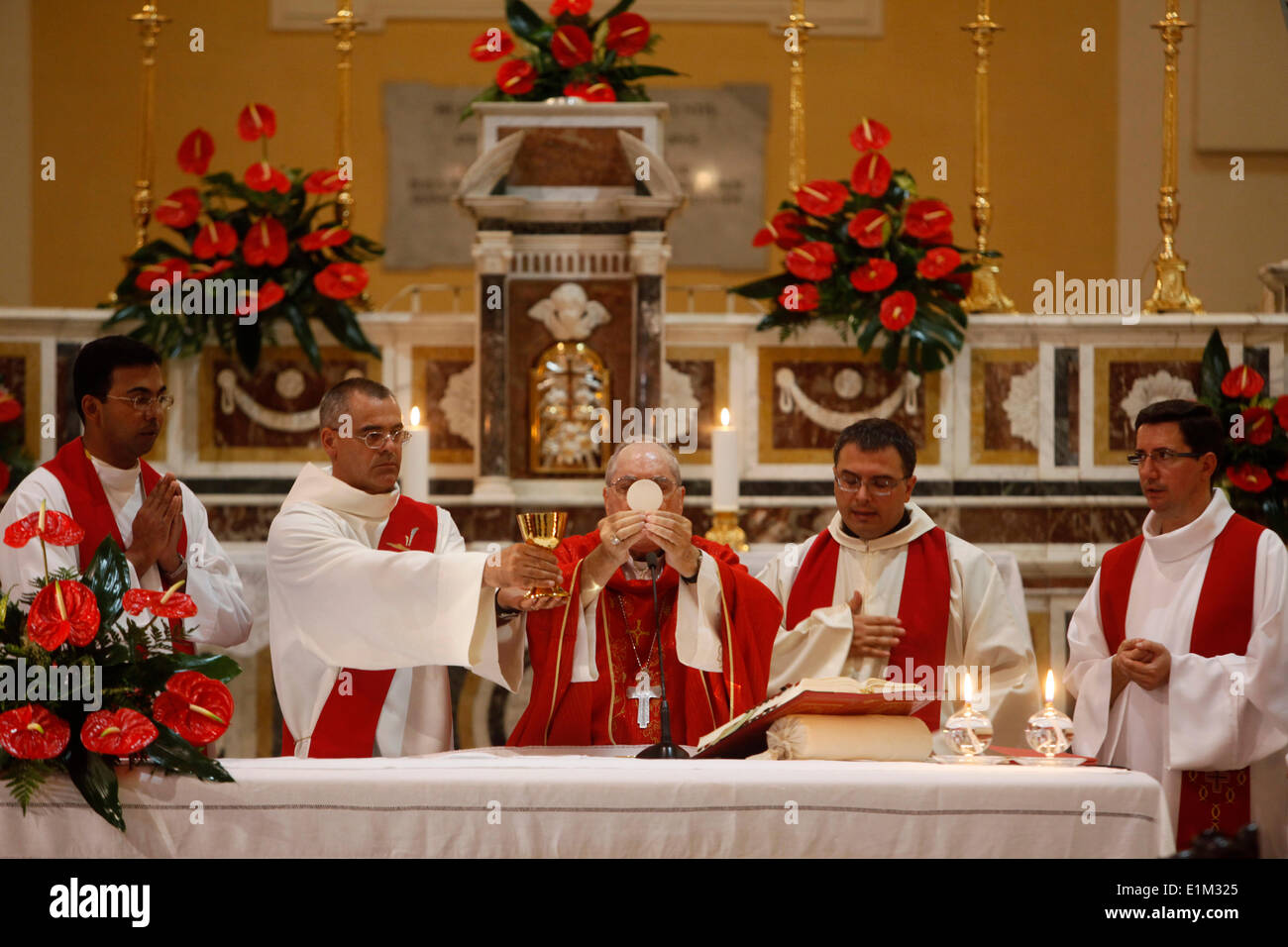 L'évêque célébrait la messe dans la Chiesa della Beata Vergine Maria Nativita, Tricase, Pouilles Banque D'Images