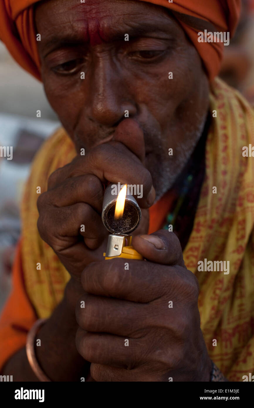 Un chilum éclairage Sadhu Banque D'Images