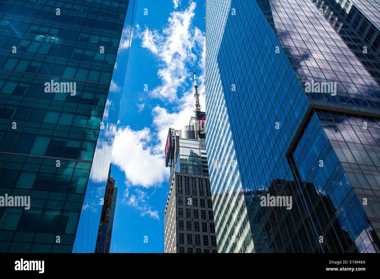 Voir entre deux gratte-ciel, Manhattan, NYC Banque D'Images