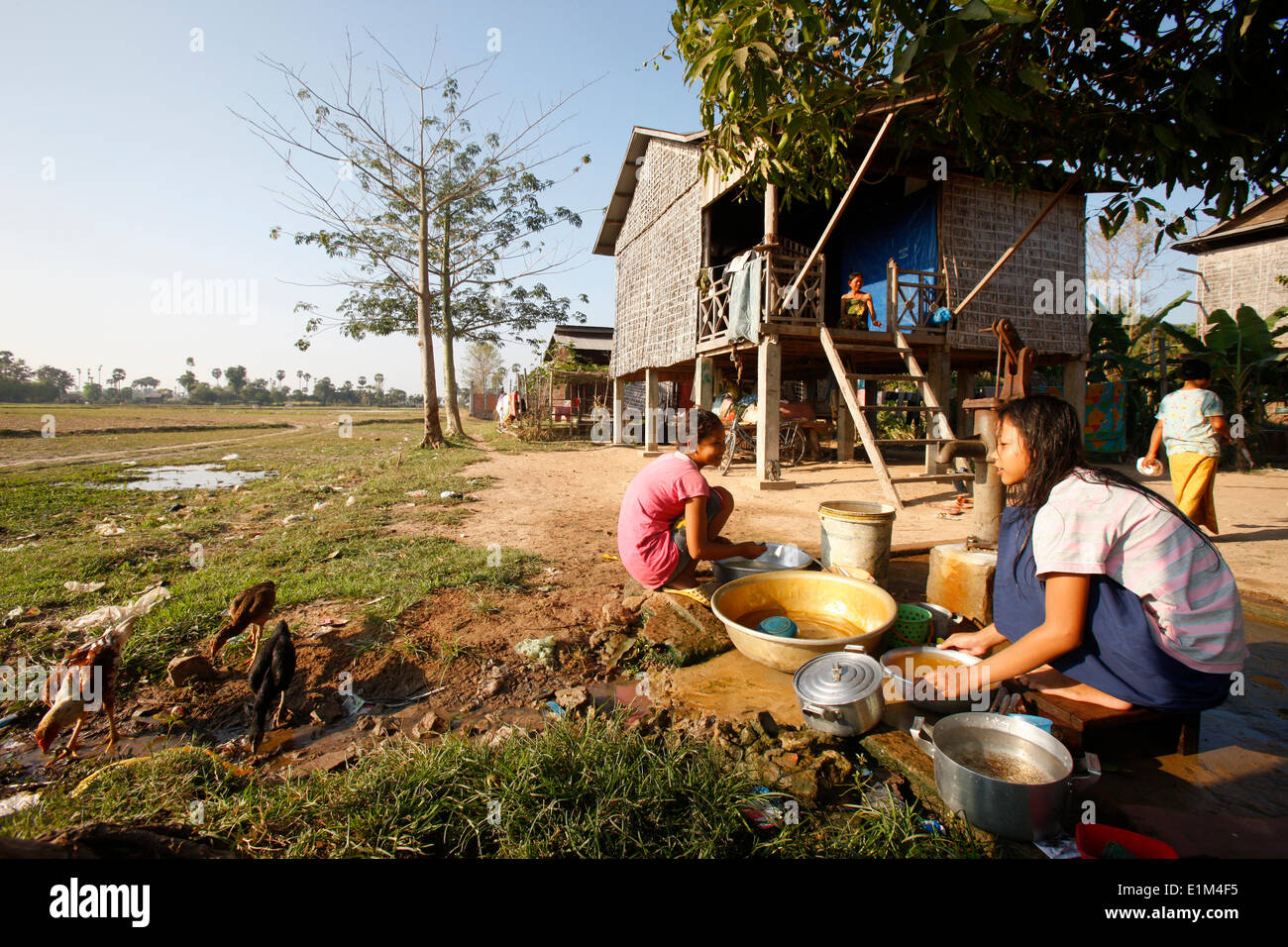 La vie quotidienne dans un village du Cambodge. L'approvisionnement en eau. Banque D'Images