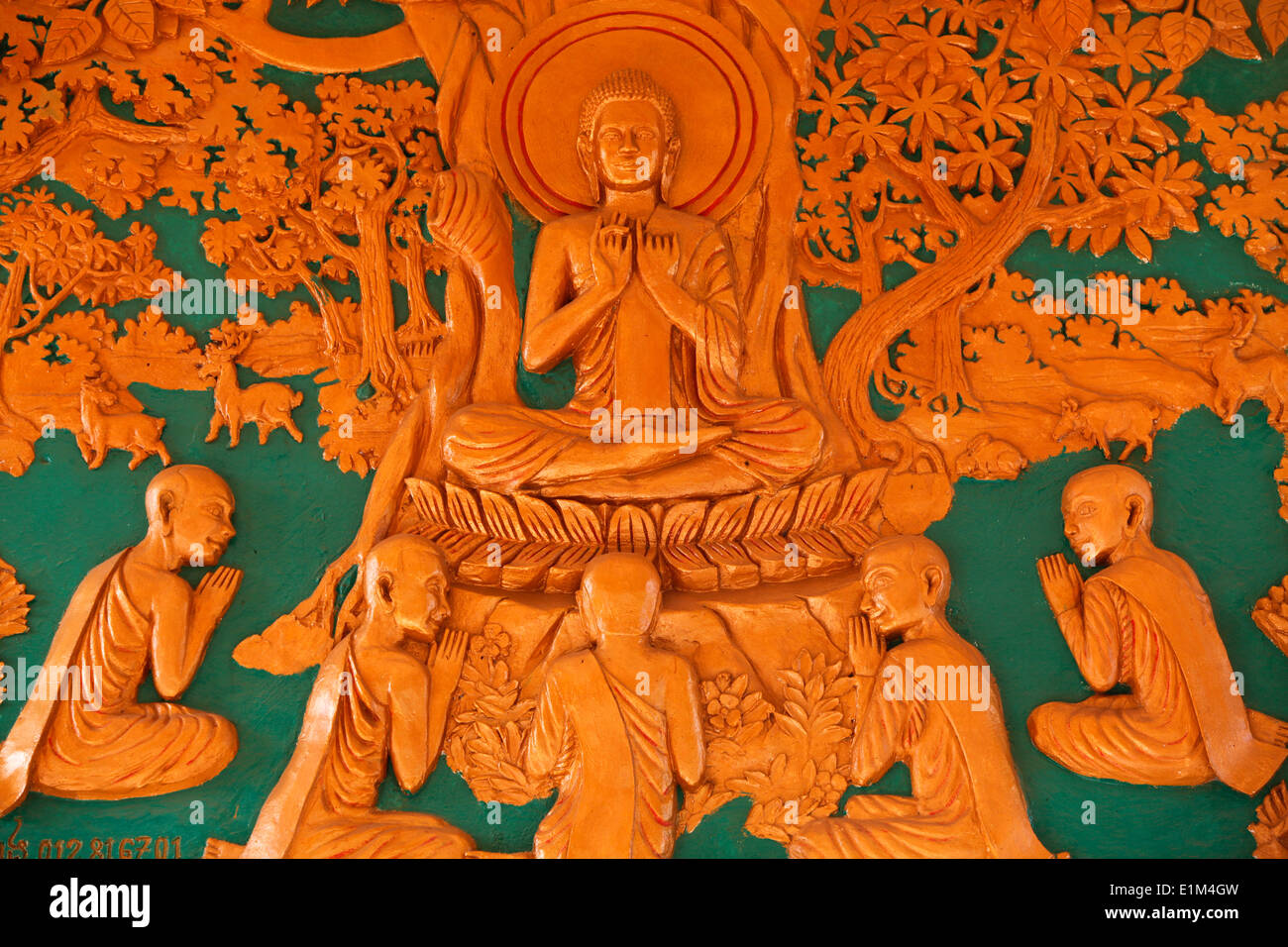 Sculpture en Wat Ounalom : l'enseignement du Bouddha à ses disciples Banque D'Images Sculpture en Wat Ounalom : l'enseignement du Bouddha à ses disciples Banque D'Images