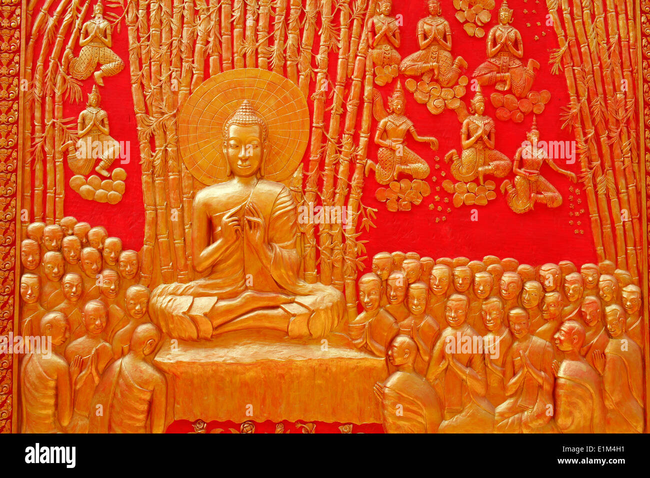 Sculpture en Wat Ounalom : l'enseignement du Bouddha à ses disciples à Veluvana bamboo forest Banque D'Images Sculpture en Wat Ounalom : l'enseignement du Bouddha à ses disciples à Veluvana bamboo forest Banque D'Images
