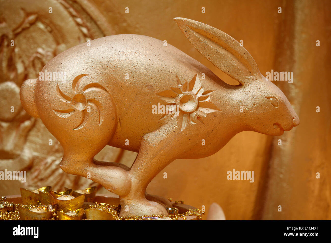 Le Nouvel An chinois statue lapin Banque D'Images