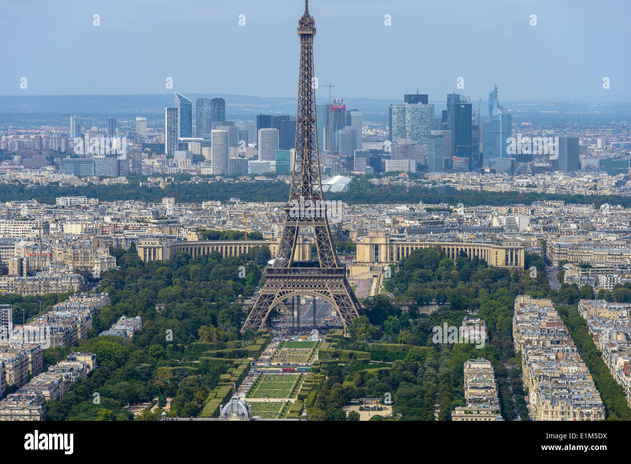 Vue aérienne de la Tour Eiffel et quartier des affaires de la Défense, pris de la Tour Montparnasse à Paris, France Banque D'Images