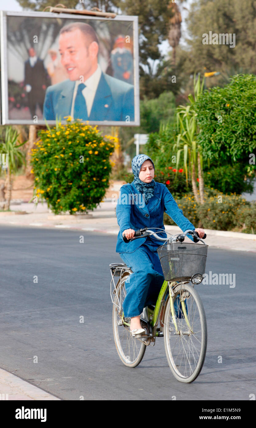 Des cyclistes et portrait du roi Mohammed VI Banque D'Images
