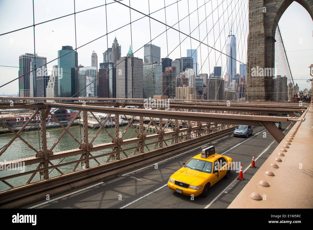 Un taxi roulant sur le pont de Brooklyn, NYC Banque D'Images