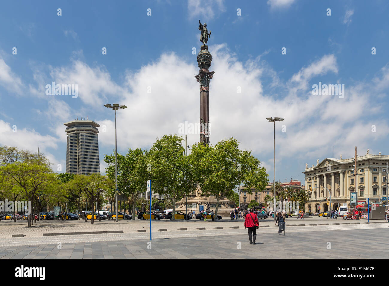 Barcelone, Espagne - 13 MAI : Plaza del Portal de la Pau avec les touristes et la statue de Colomb le 13 mai 2013 près du port o Banque D'Images