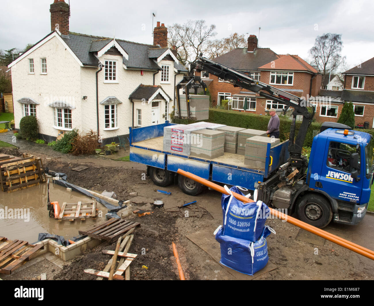 L bâtiment maison, la livraison de matériaux de construction a été levé à partir de son camion