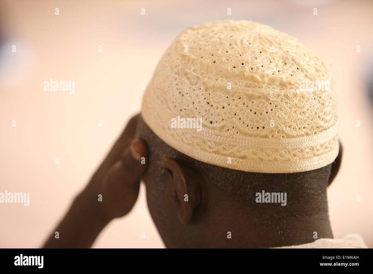 Un homme portant un chapeau musulman Photo Stock - Alamy