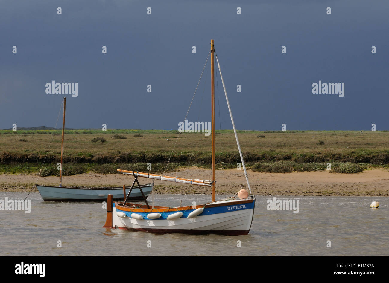 Un voilier amarré au large de Blakeney sur un jour de tempête avec Blakeney Point dans l'arrière-plan. Blakeney, Norfolk. UK. Banque D'Images