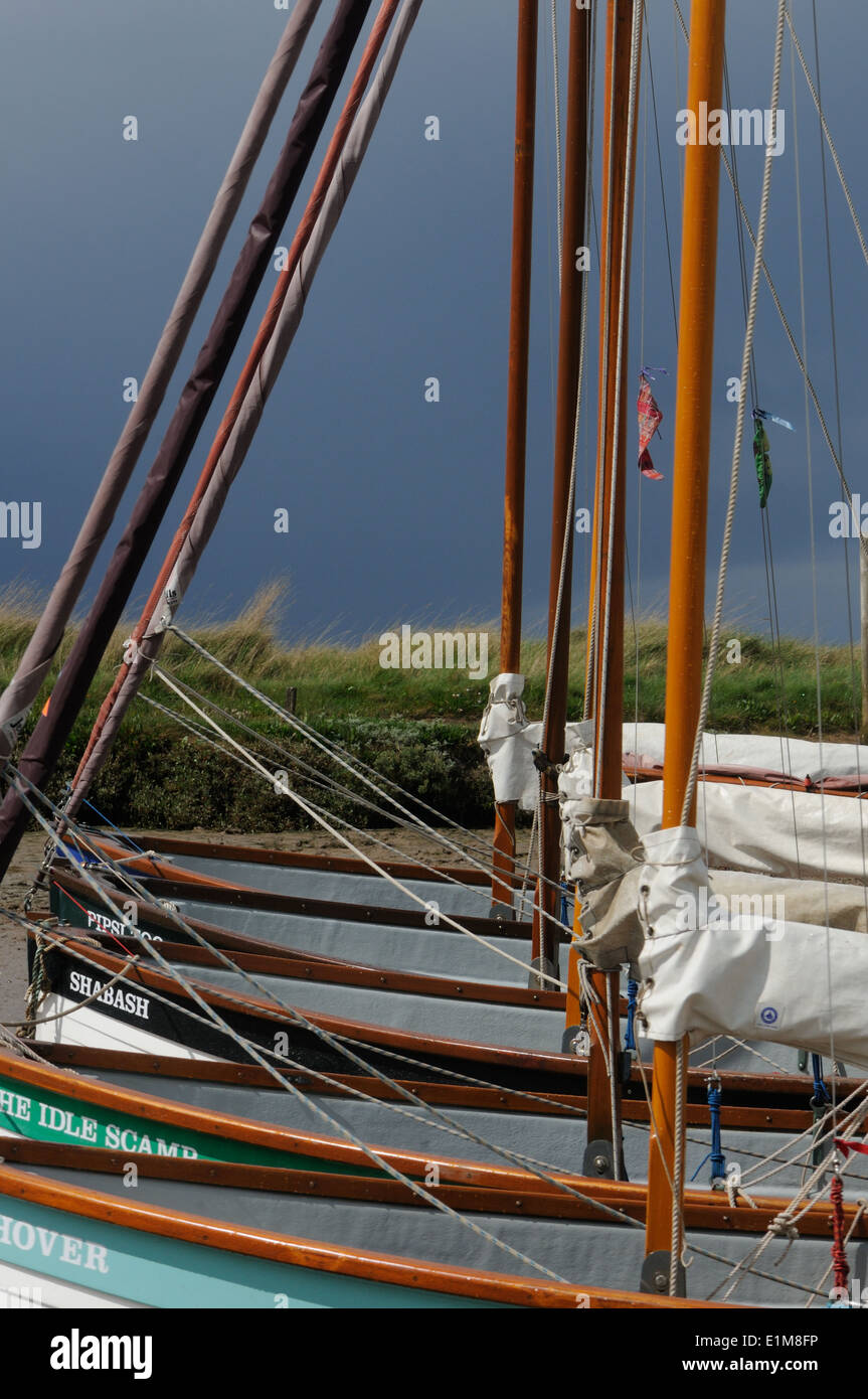 La Voile Bateaux amarrés au large de Blakeney sur un jour de tempête avec Blakeney Point dans l'arrière-plan. Blakeney, Norfolk. UK. Banque D'Images