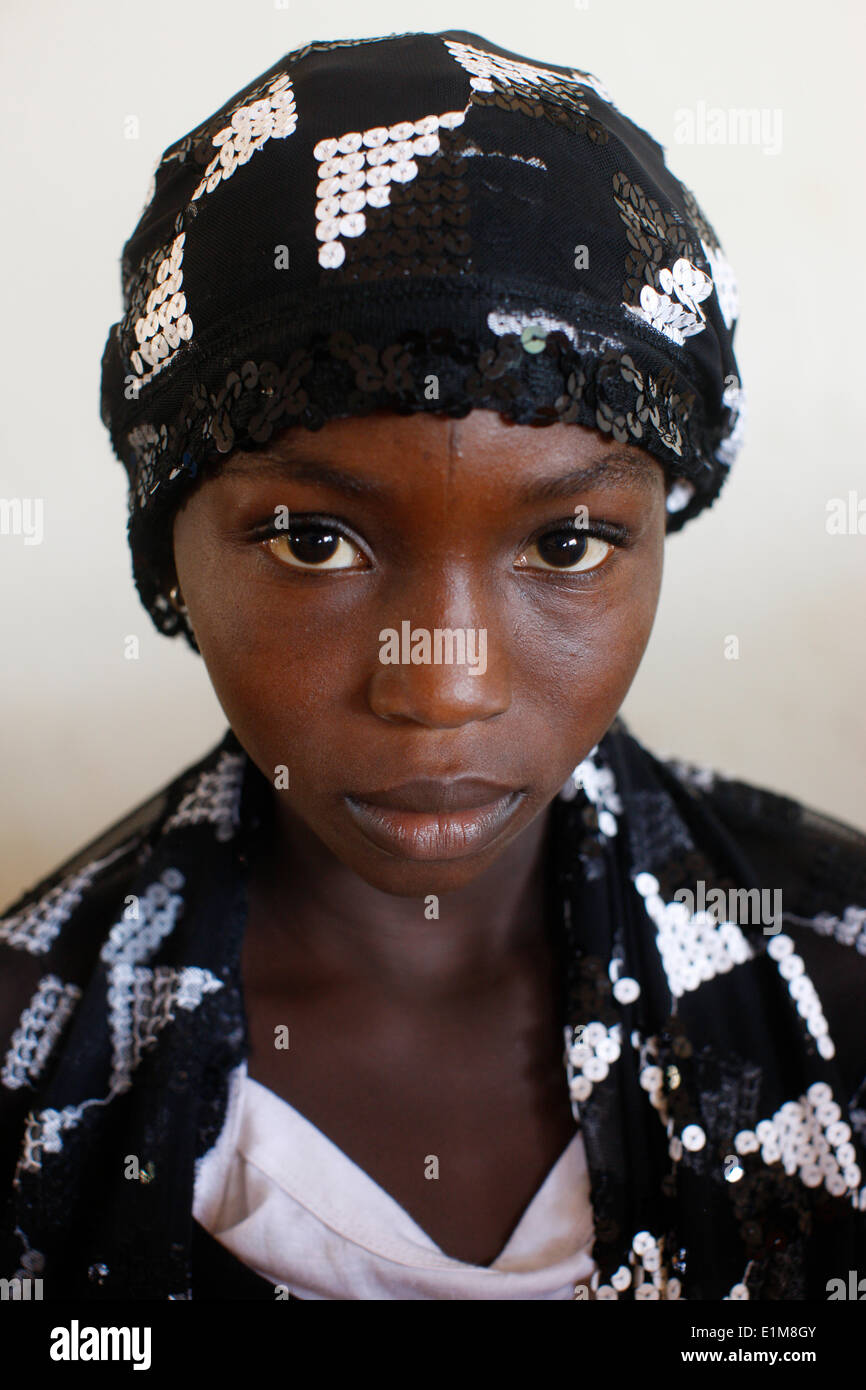 Jeune fille musulmane en Afrique. Banque D'Images