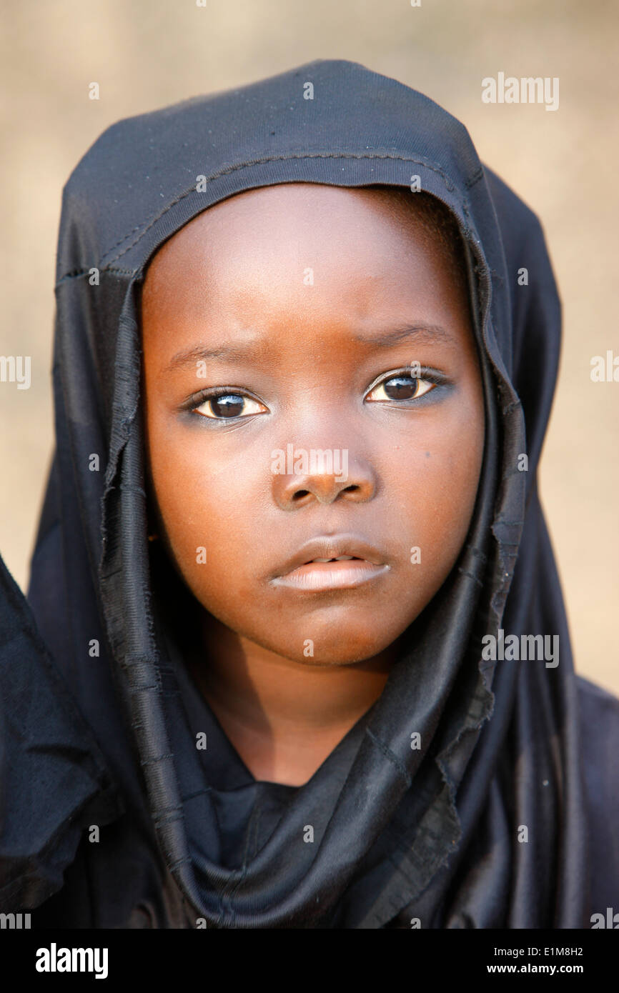 Jeune fille musulmane en Afrique. Banque D'Images