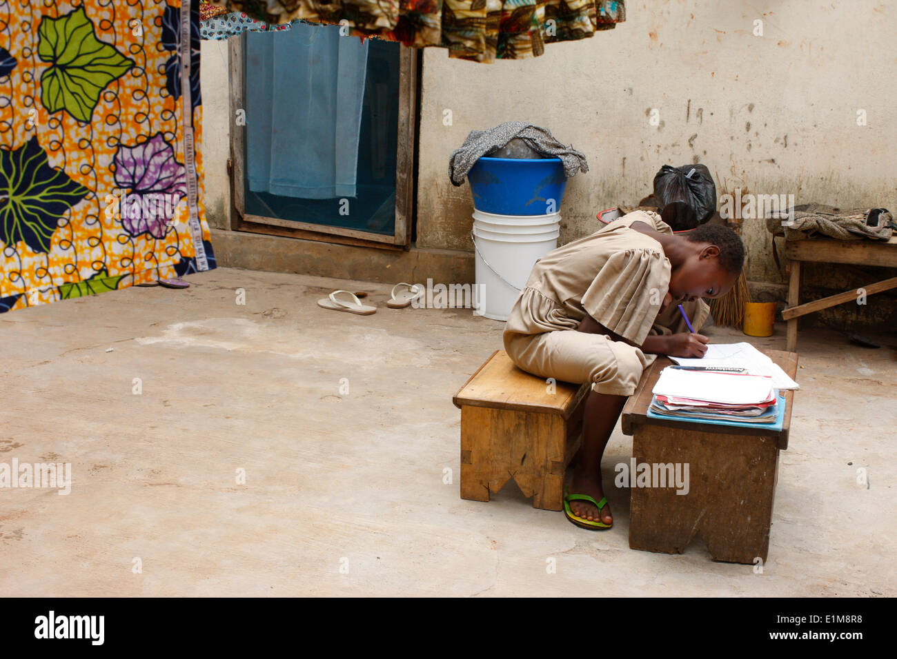 Faire ses devoirs d'écolière Banque D'Images