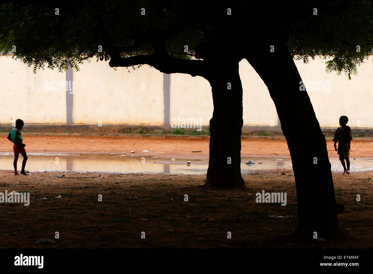 Les enfants pauvres sous un arbre. Banque D'Images