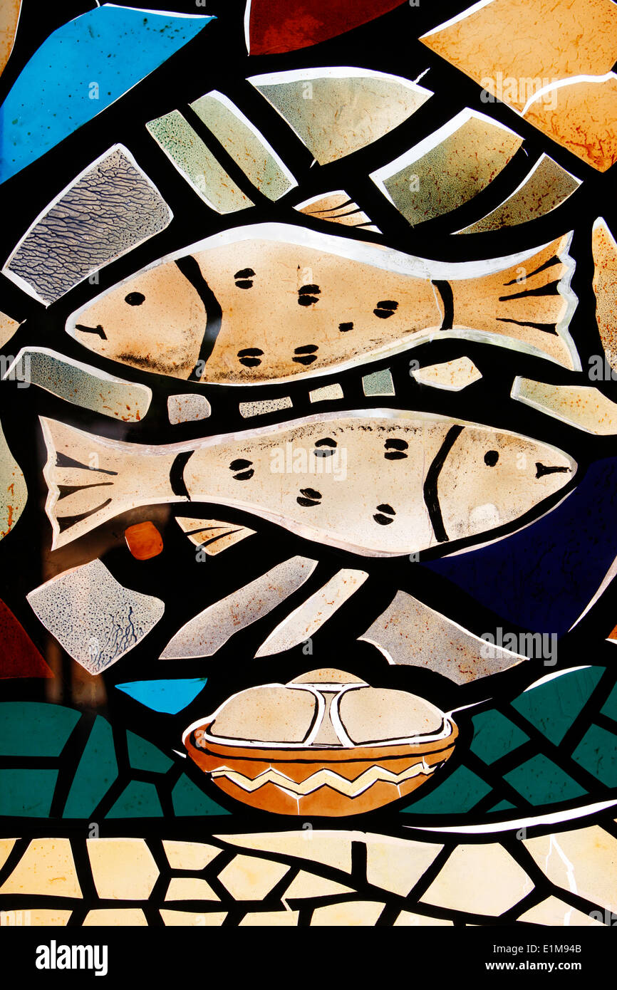 Vitraux : symboles chrétiens : le poisson, symbole des premiers chrétiens Banque D'Images