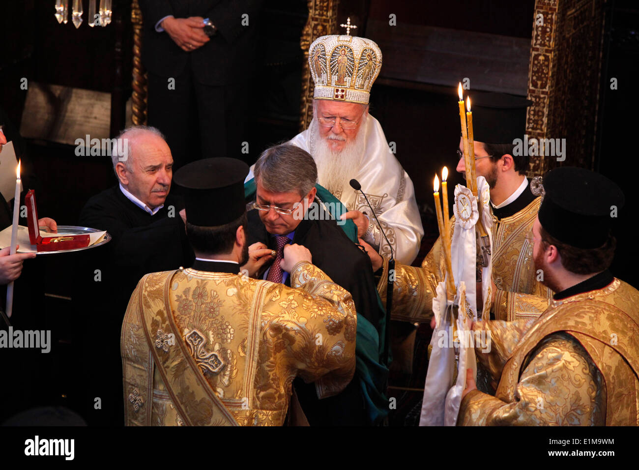 Le patriarche œcuménique Batholomew doublage d'une confraternité membre dans St George's Greek Orthodox church Banque D'Images