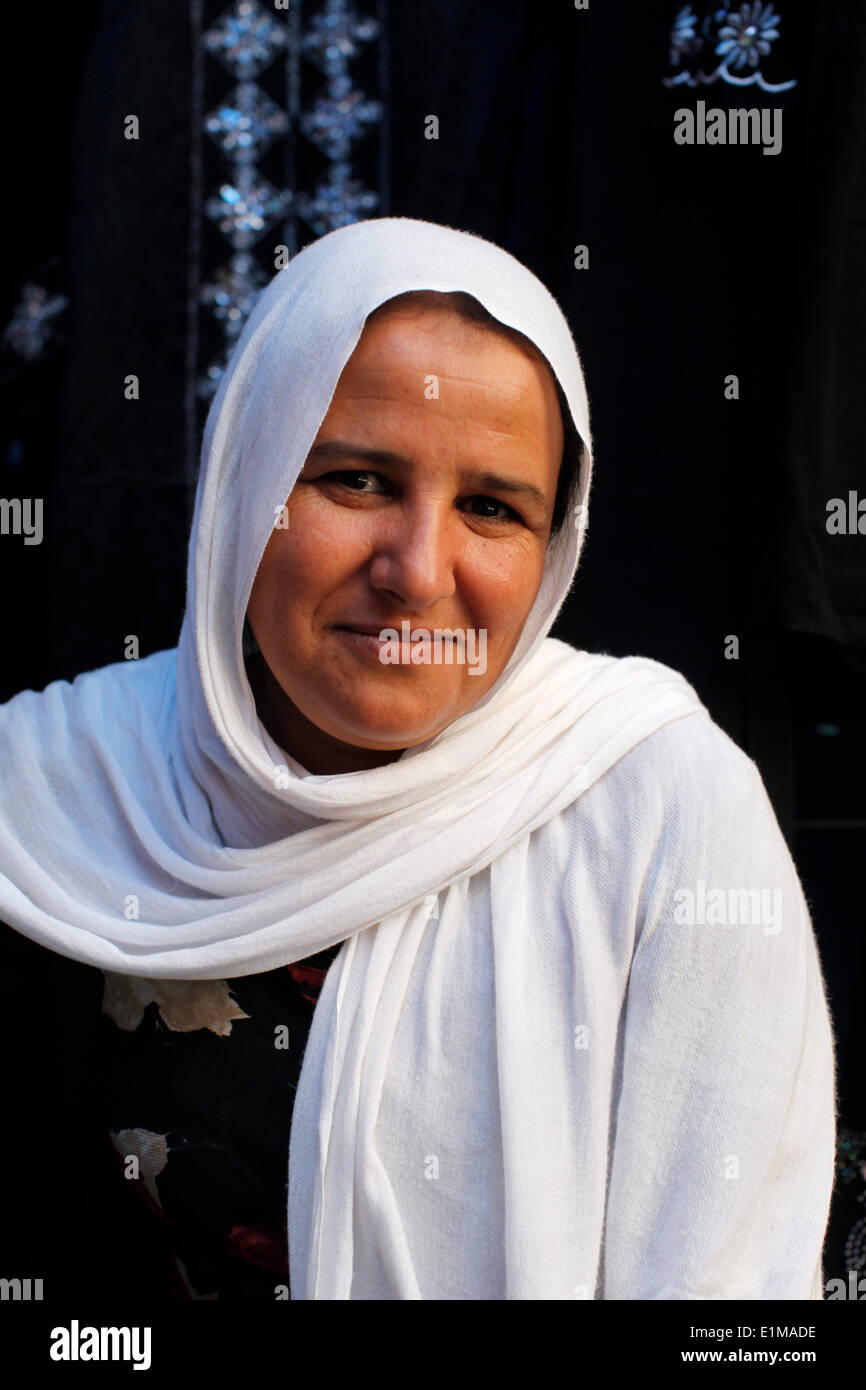 Femme tunisienne portant un foulard blanc Photo Stock - Alamy
