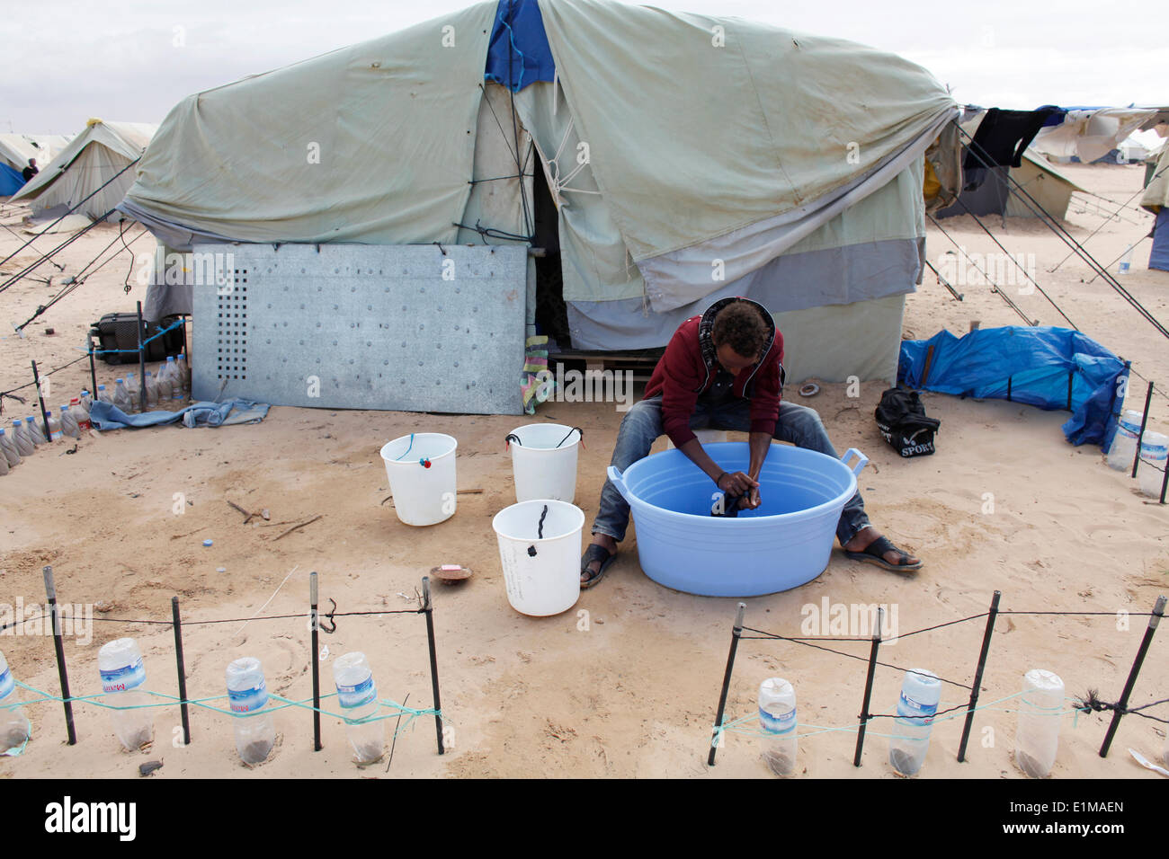 Faire le lavage des réfugiés érythréens au camp de Choucha Banque D'Images