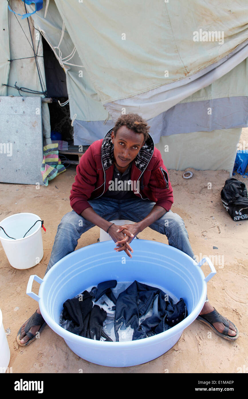 Faire le lavage des réfugiés érythréens au camp de Choucha Banque D'Images