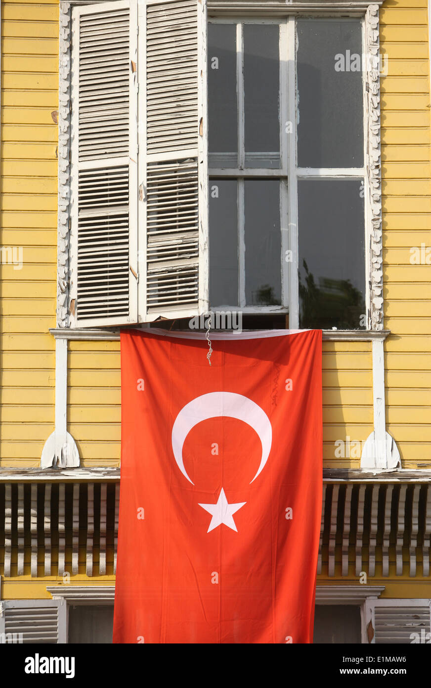 Drapeau turc traînant d'une fenêtre Banque D'Images