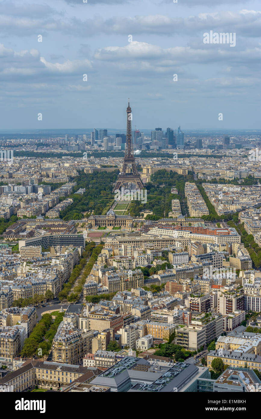 Vue aérienne de la Tour Eiffel et quartier des affaires de la Défense, pris de la Tour Montparnasse à Paris, France Banque D'Images