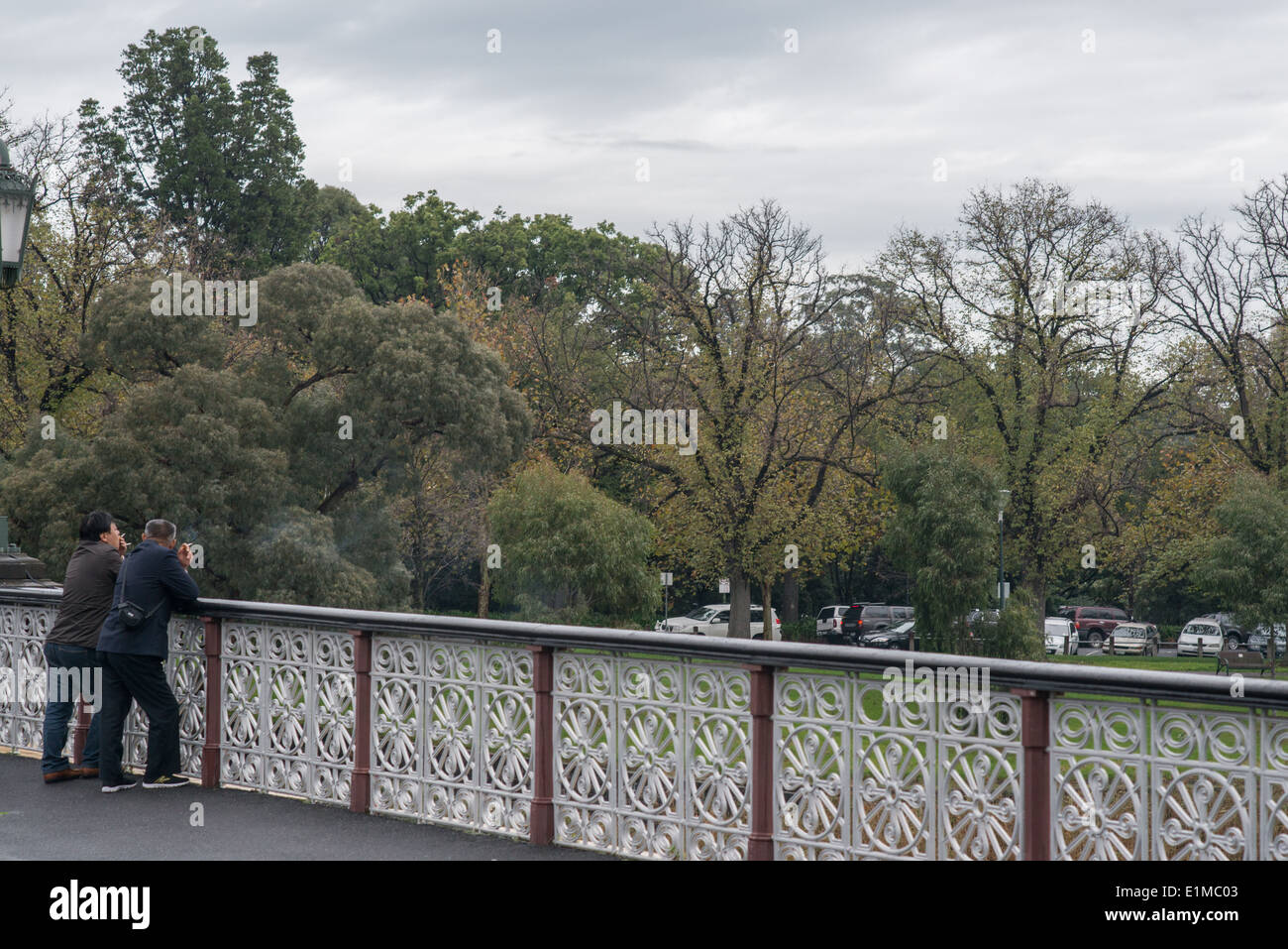 2 Hommes se tenant debout sur un pont sur le fleuve Yarra Banque D'Images