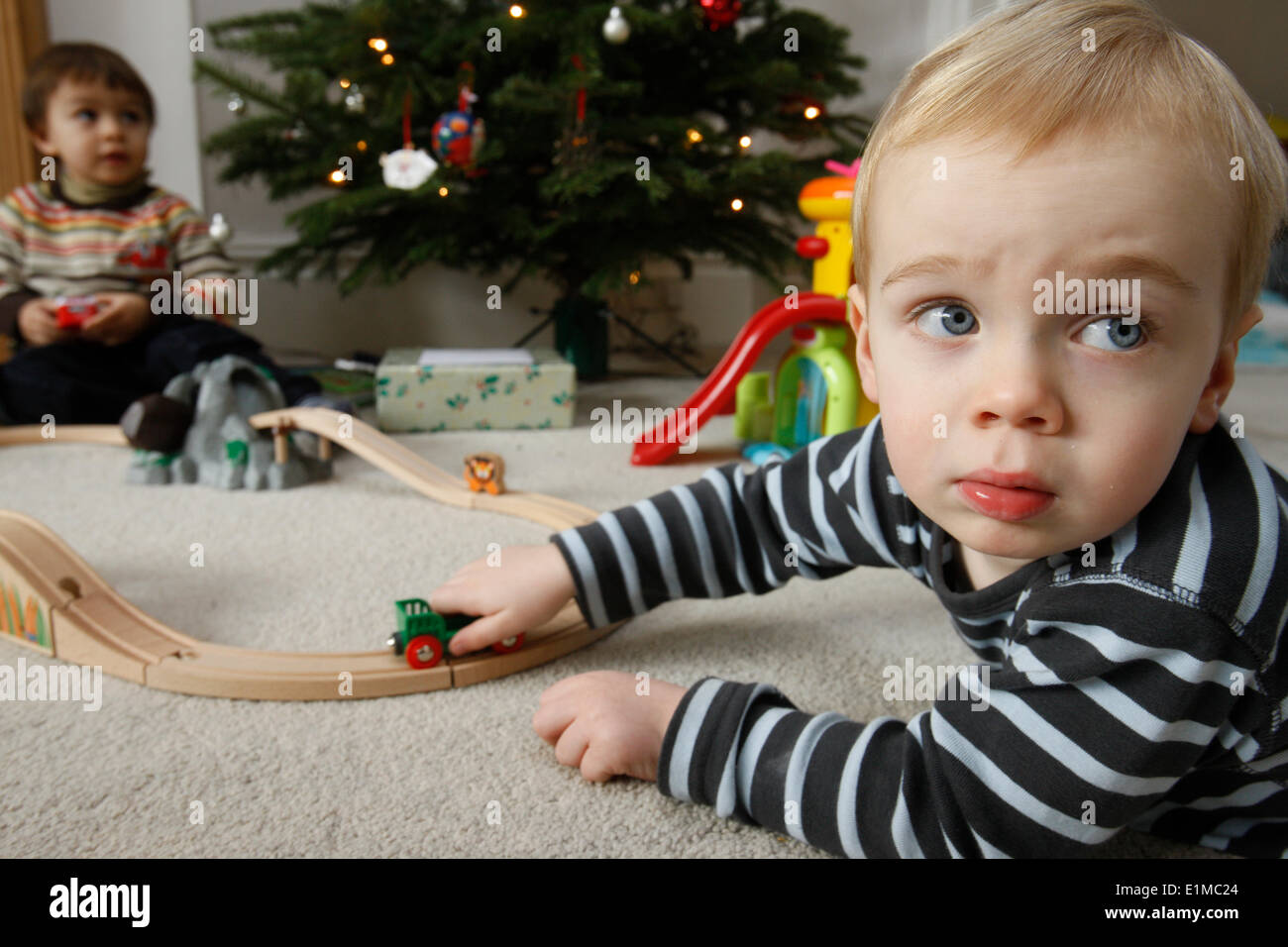 Garçons jouant avec un nouveau jouet le jour de Noël Banque D'Images