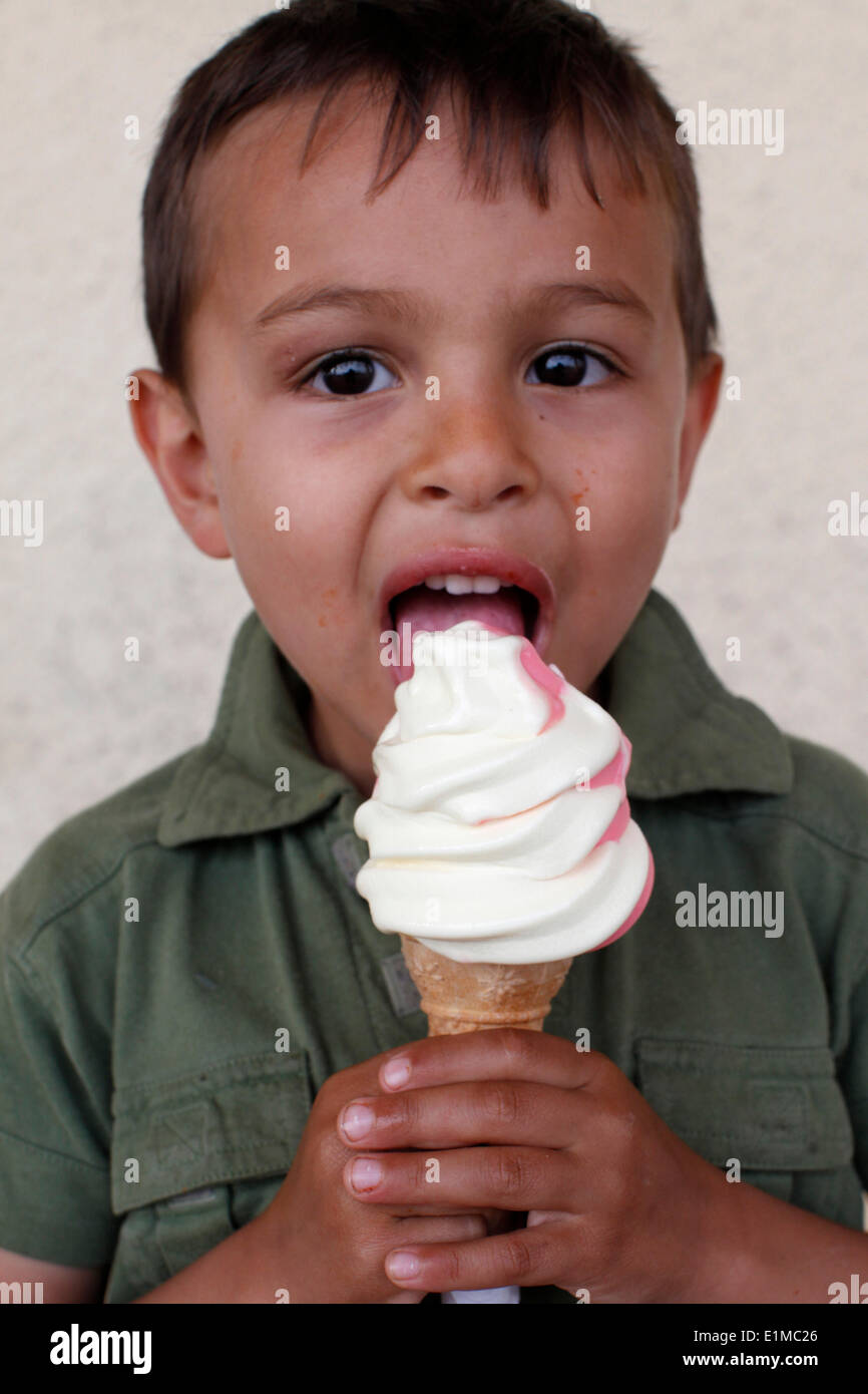 4-année-vieux garçon mangeant une glace Banque D'Images