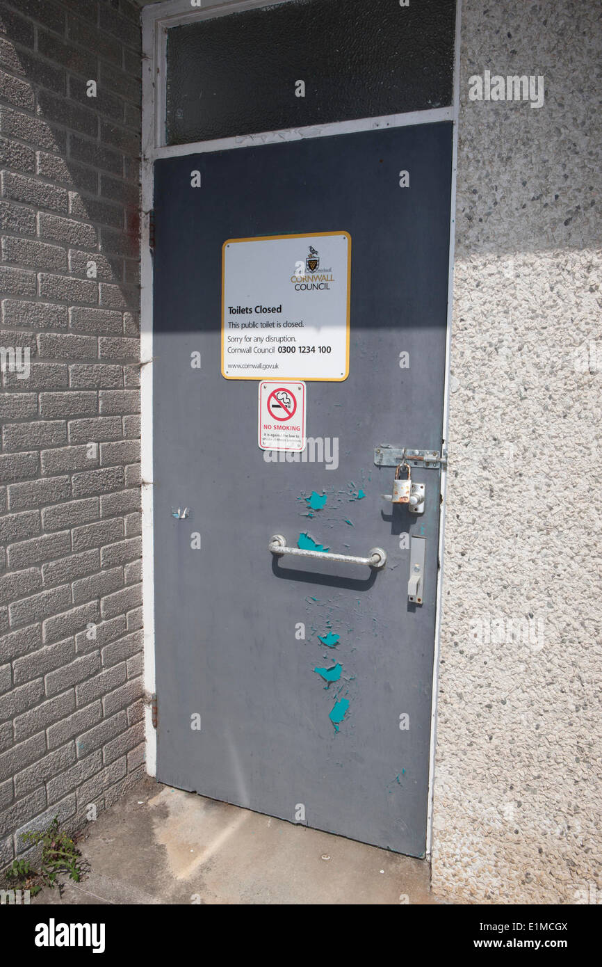 Fermé les toilettes publiques dans le village de Golant à Cornwall. Banque D'Images