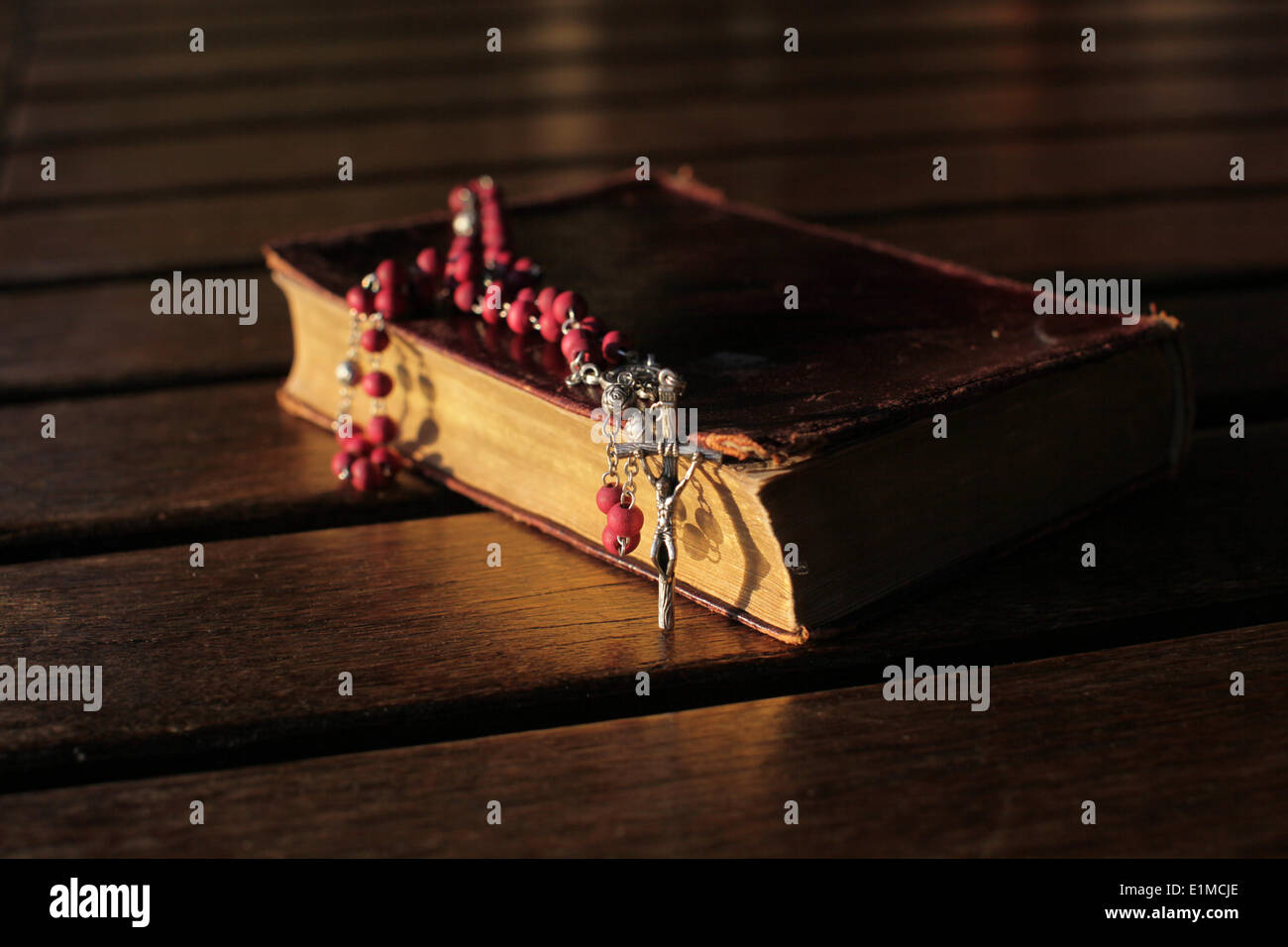 Vieille bible et chapelet. Banque D'Images